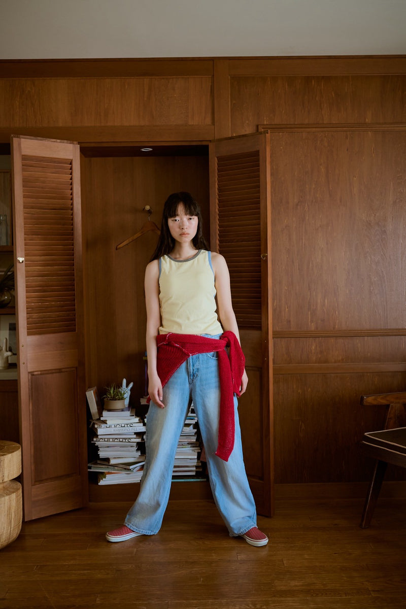 背の喪失感とリボン結びタンク