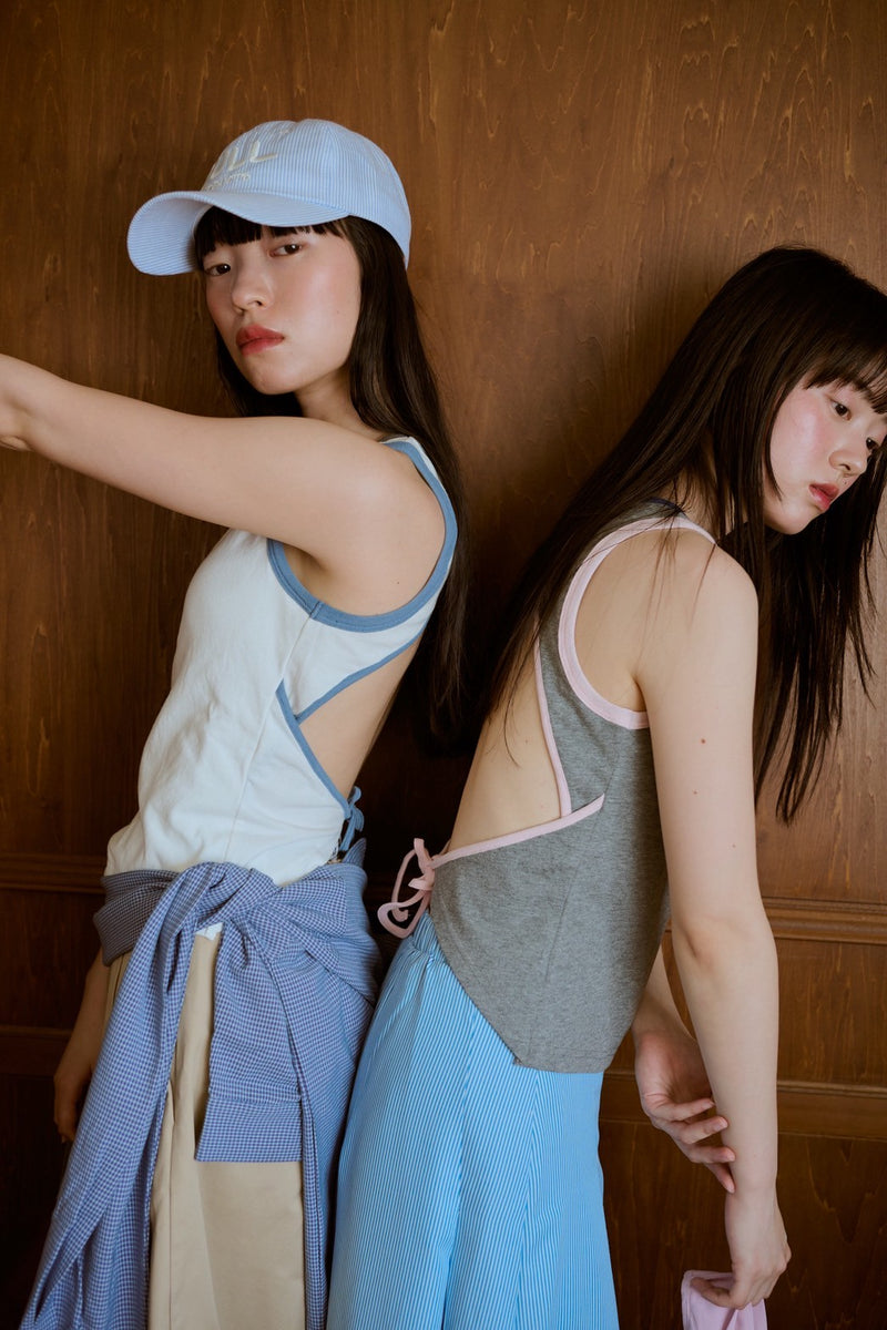 背の喪失感とリボン結びタンク