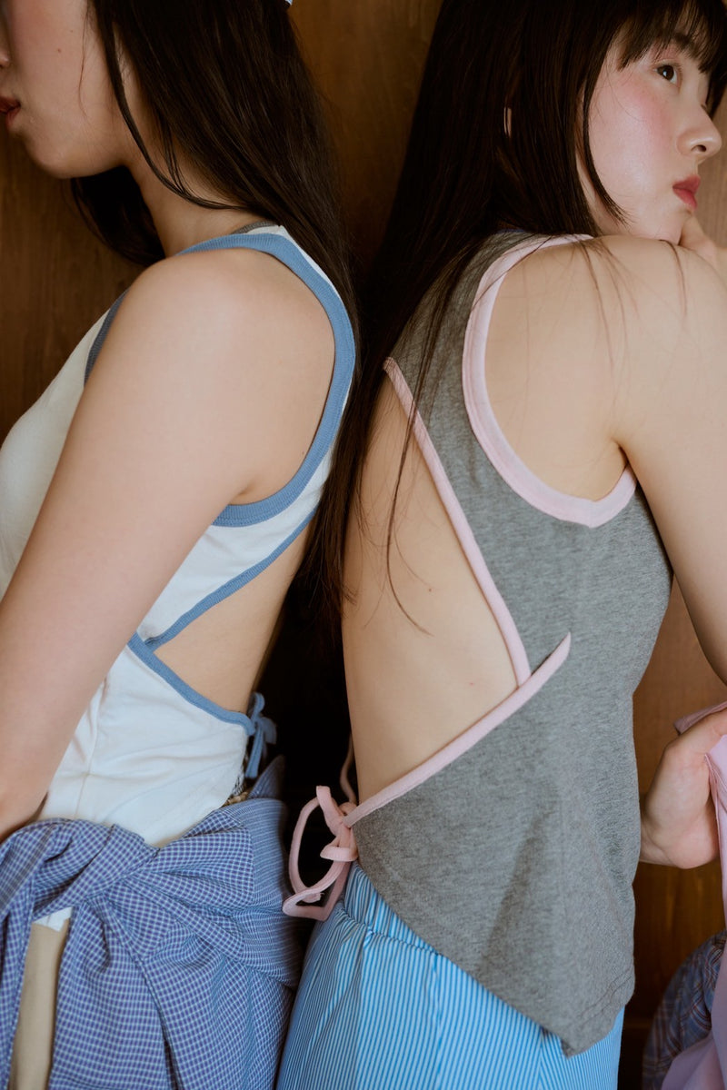 背の喪失感とリボン結びタンク