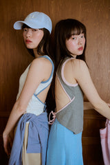 背の喪失感とリボン結びタンク