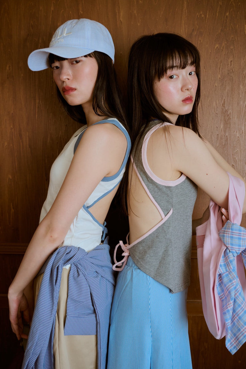 背の喪失感とリボン結びタンク