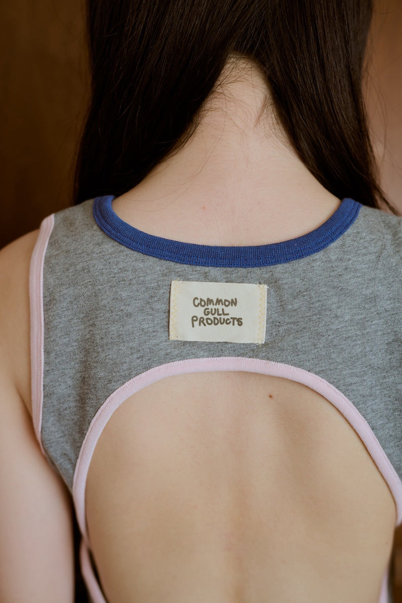 背の喪失感とリボン結びタンク