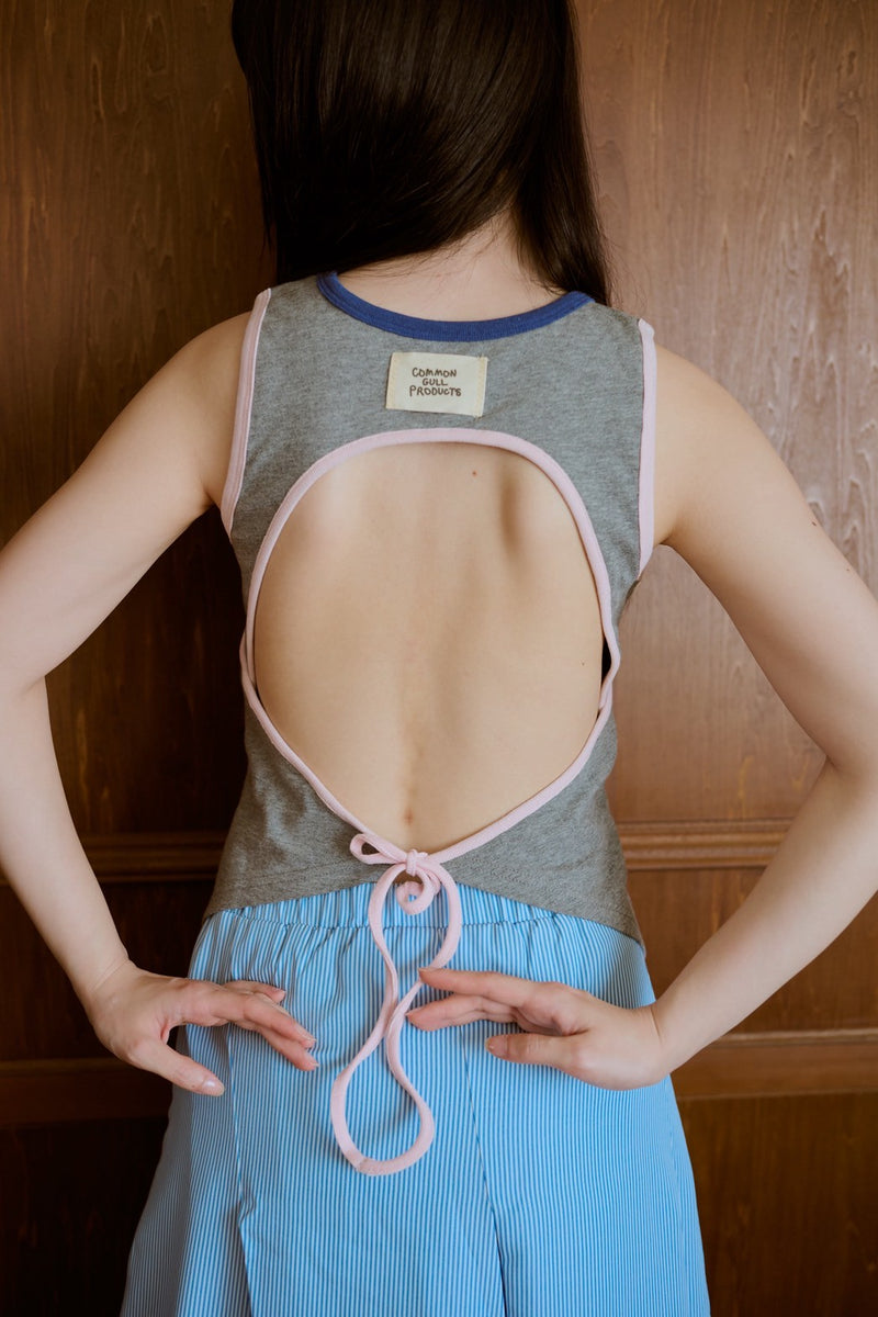 背の喪失感とリボン結びタンク