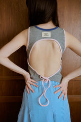 背の喪失感とリボン結びタンク