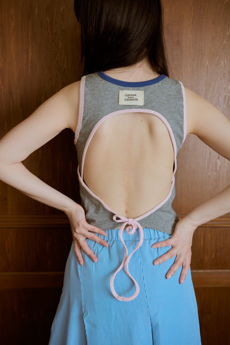 背の喪失感とリボン結びタンク