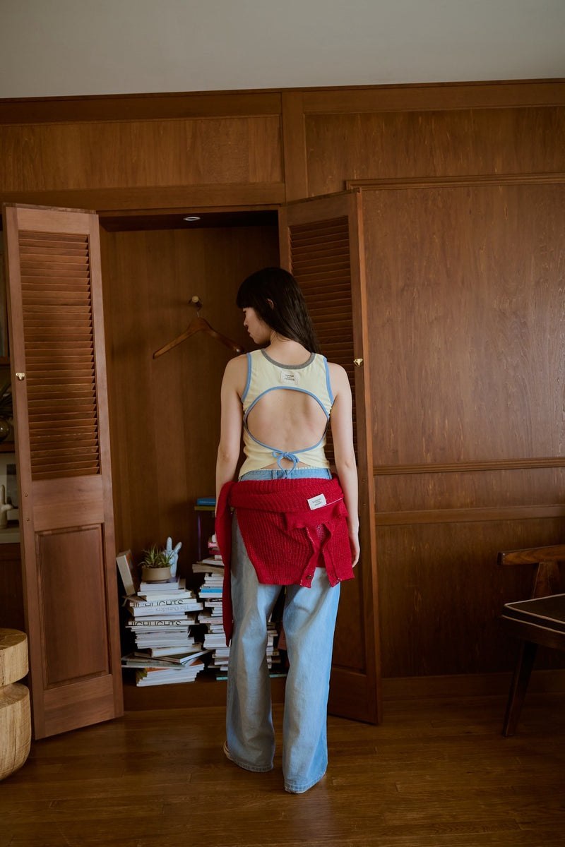 背の喪失感とリボン結びタンク