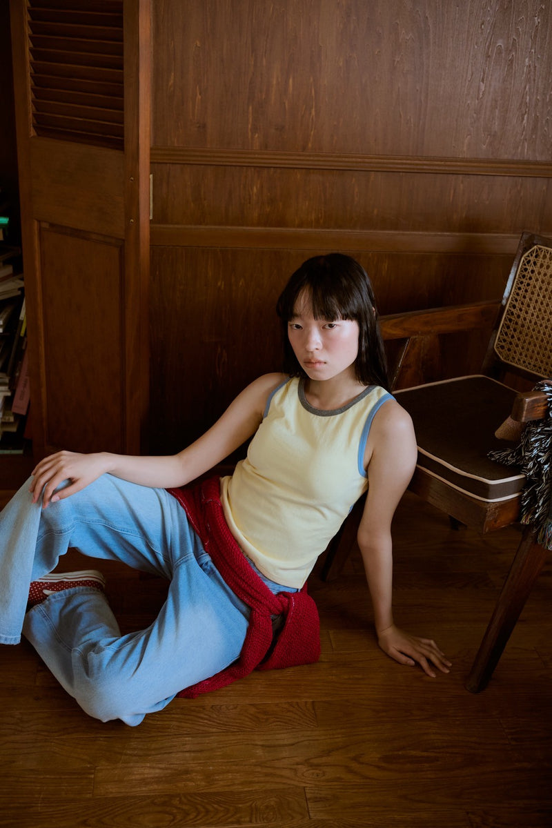 背の喪失感とリボン結びタンク