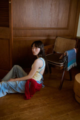 背の喪失感とリボン結びタンク