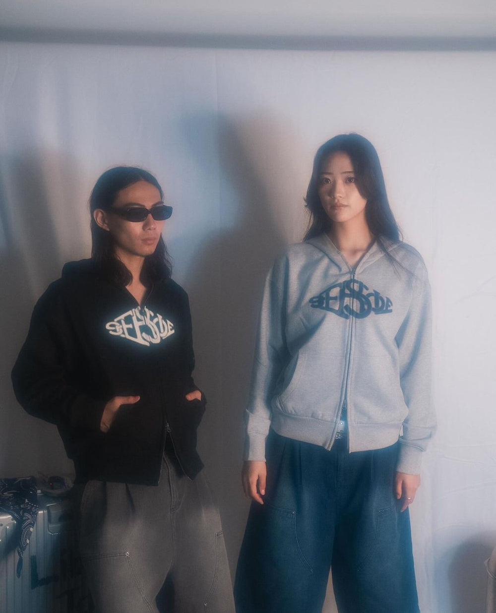 SYNK ロゴ ジップアップフーディ Lサイズ ワディアップリケロゴフードジップアップユニセックス (2Color